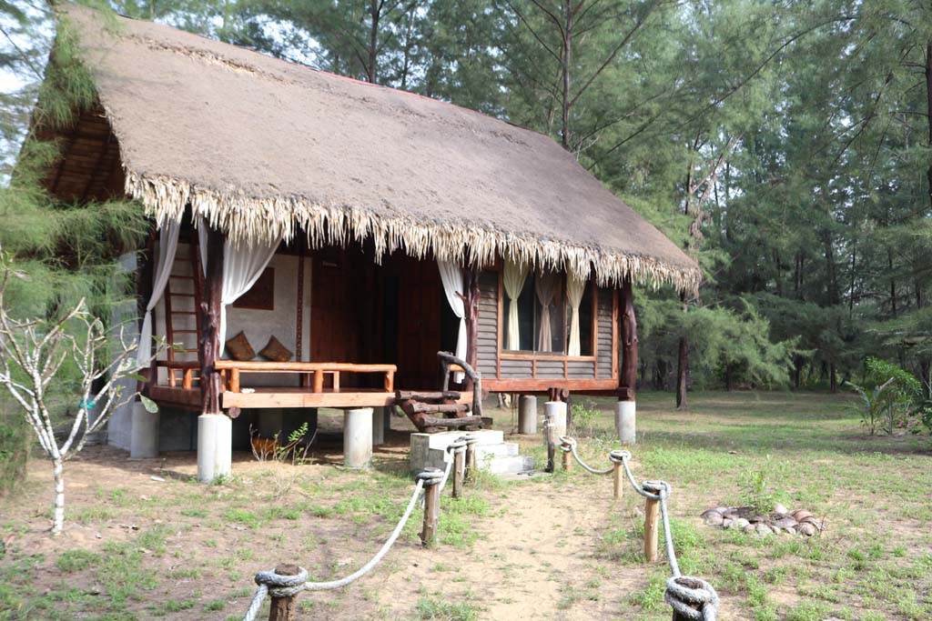 Moken-Eco-Village-Thailand-huts-on-beach_3491