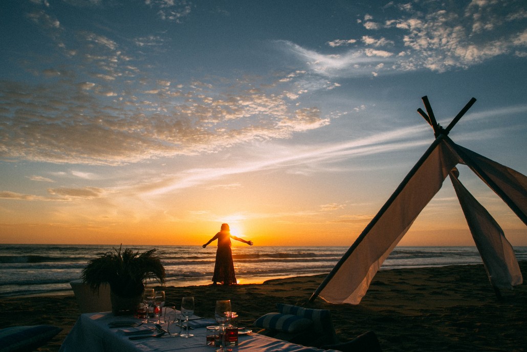 74._akyra_Beach_Club_Phuket_lifestyle_sunset_dinner_silhouette