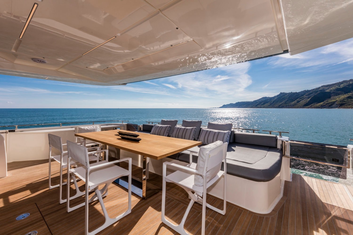 ferrettiyachts850newsundeck_0000_18890