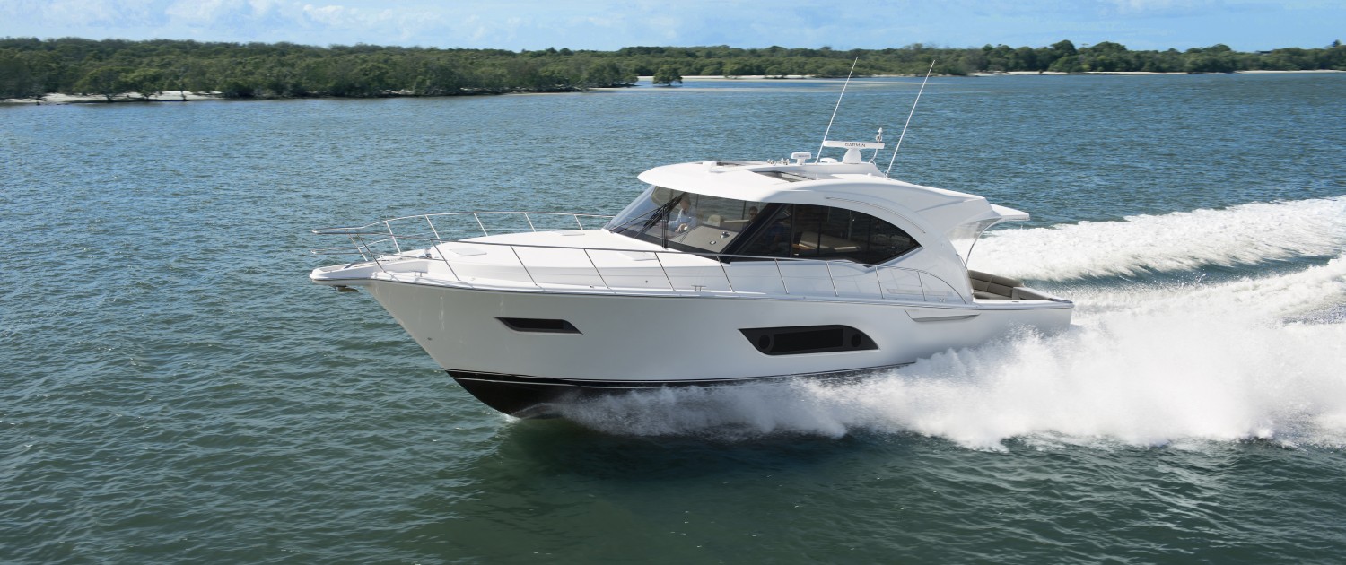 Riviera 575 SUV running 01