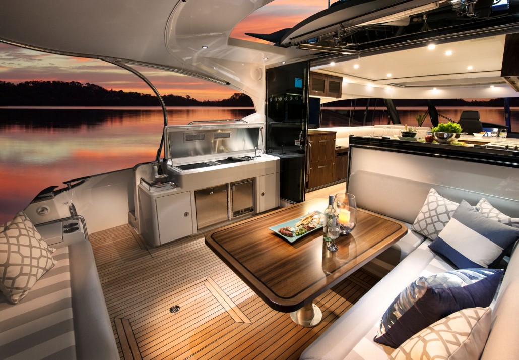 Seamless connection between the wide, comfortable cockpit of the 5400 Sport Yacht ands the luxurious interior_preview